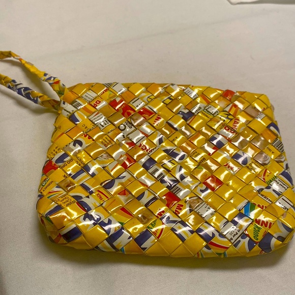 Half the sky designs rebagz recycled woven candy wrapper wristlet size 7x5.5 - Picture 1 of 5